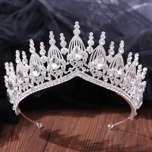Dettaglio di una corona da sposa barocca in argento con cristalli su base in noce scuro