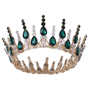 Couronne de mariée dorée avec des pierres d'émeraude et des cristaux scintillants