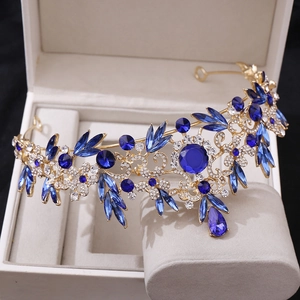 Vue macro des feuilles en cristal bleu et des motifs floraux sur une couronne dorée de mariée