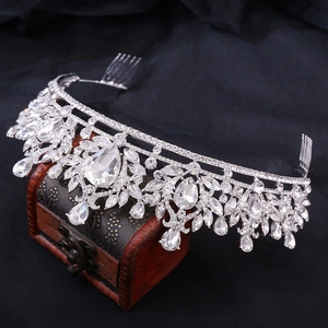 Détail d'un diadème peigne luxueux en argent avec strass en cristal sur un coffret vintage