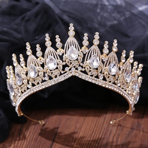 Dettaglio di tiara barocca dorata da sposa con cristalli a goccia e strass bianchi