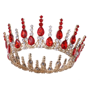 Vue détaillée d'une couronne dorée avec cristaux rouges en goutte et strass transparents