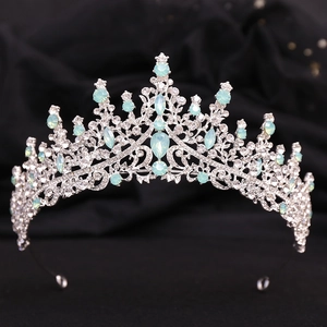 Détails d'un diadème de mariée argenté orné de pierres bleu clair et de strass brillants