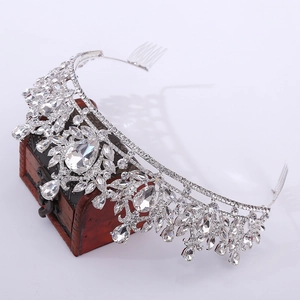 Couronne de mariée baroque argentée avec cristaux et pierres bleues sur boîte rétro