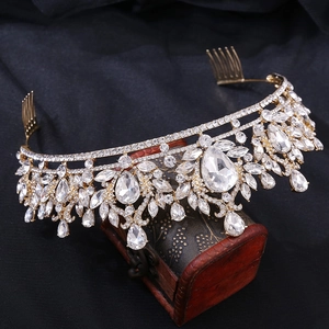 Vue macro d'une couronne de mariée dorée avec cristaux bleus et strass étincelants
