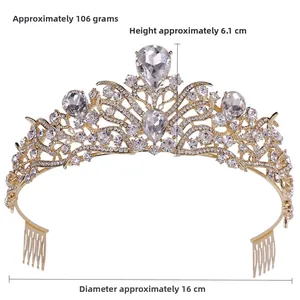 Détail du diadème de mariée doré avec cristaux scintillants et pierres en forme de goutte