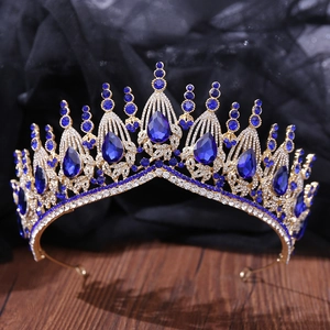 Dettaglio corona da sposa barocca dorata con gemme blu a goccia e strass scintillanti