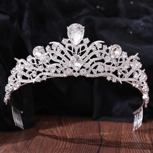 Détail de la tiare de mariée argentée avec strass en poire et peignes à cheveux intégrés