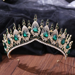 Dettaglio corona barocca in oro con cristalli verde smeraldo e strass trasparenti lucidi