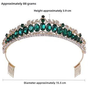 Détail du diadème doré avec cristaux verts et strass, taille 15,5 cm par 3,9 cm