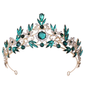 Détail de couronne baroque de luxe avec feuilles émeraude et cristaux étincelants