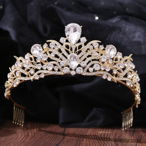 Détail d'un diadème de mariée doré orné de cristaux brillants et de peignes latéraux intégrés
