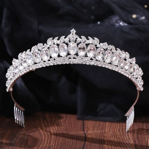 Détail d'une couronne de mariée avec strass marquise et peignes à cheveux argentés