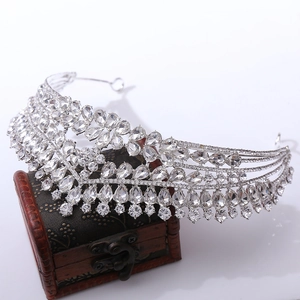 Couronne de mariée luxueuse en argent avec cristaux sur un coffre au trésor en bois