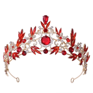 Détails de la luxueuse couronne baroque dorée avec cristaux rubis et strass blancs brillants