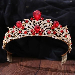 Détail d'une couronne de mariée dorée avec cristaux rouges et peigne à cheveux en métal