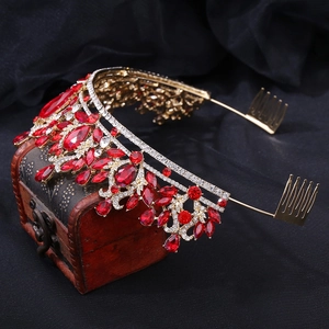 Détail de la couronne de mariée luxueuse en or avec cristaux rouges et peignes latéraux