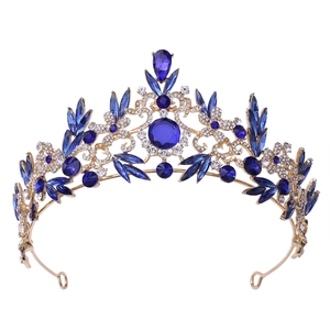 Détail de la couronne baroque dorée avec cristaux bleu foncé et strass étincelants