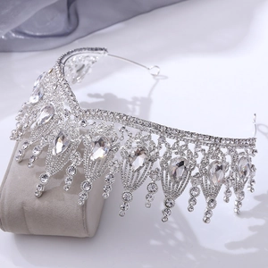 Lussuosa corona da sposa barocca con strass argentati e pendenti a goccia eleganti