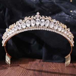Détail de la couronne de mariée dorée avec cristaux brillants et peignes latéraux