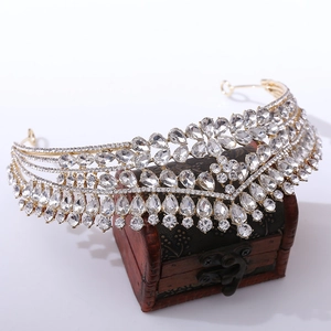 Couronne de mariée exquise avec cristaux rouges sur boîte en bois pour le mariage