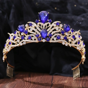 Vue détaillée du diadème baroque doré pour mariée avec cristaux bleus et peigne à cheveux