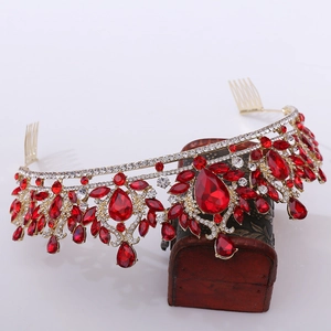 Détail d'un diadème doré de mariée avec cristaux rouges et peignes latéraux en métal