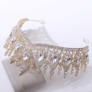 Corona da sposa barocca dorata con strass bianchi scintillanti e cristalli a forma di pera