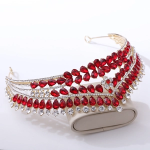Détail macro d'une couronne de mariée avec cristaux rouges et motifs de feuilles dorées
