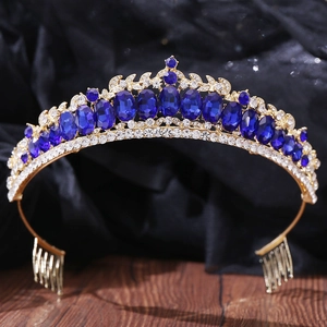 Détail d'une couronne dorée avec cristaux bleu marine et sertissage de diamants blancs