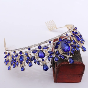 Vue détaillée d'une couronne de mariée dorée avec cristaux bleus et strass étincelants