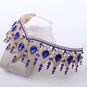 Dettaglio della corona da sposa in oro con cristalli bianchi e gemme blu a goccia