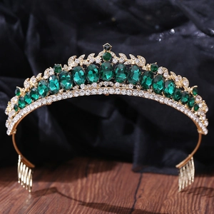 Vue détaillée du peigne à cheveux couronne dorée avec pierres vertes et strass brillants