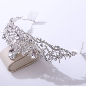 Couronne de mariée argentée élégante avec cristaux et pierres en forme de goutte