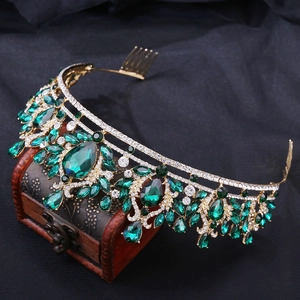 Vue macro détaillée de la couronne dorée vintage avec pierres vert émeraude et strass