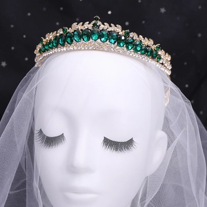 Diadème de mariée élégant avec cristaux vert émeraude, feuilles dorées et strass
