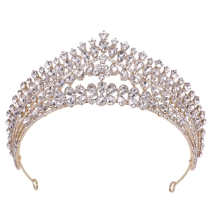 Détails de la couronne de mariée avec cristaux étincelants en goutte d'eau et fini doré