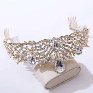 Détail d'une couronne de mariée dorée avec cristaux en goutte et strass brillants