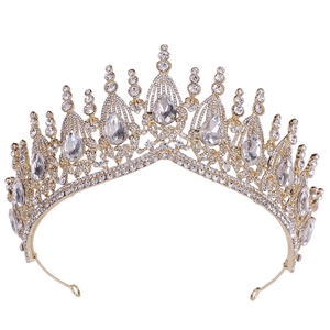 Dettaglio della corona da sposa barocca con cristalli e strass a forma di pera