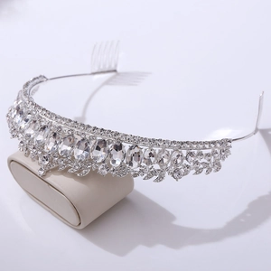Couronne de mariée argentée élégante avec motifs de feuilles et strass clairs scintillants