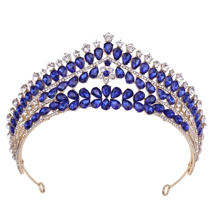 Détail de la couronne dorée de mariée avec cristaux bleu foncé et petits diamants fins