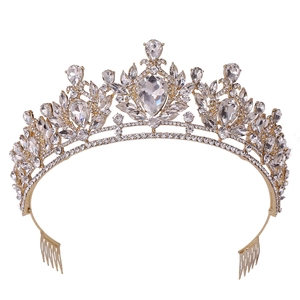 Détail d'un diadème doré de mariée avec cristal en poire et peigne à cheveux