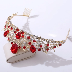 Détail d'une couronne de mariée dorée avec cristaux rouges et strass blancs étincelants