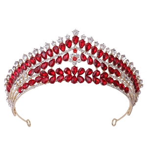 Détail de la couronne de mariée baroque dorée avec cristaux rouges et petits diamants