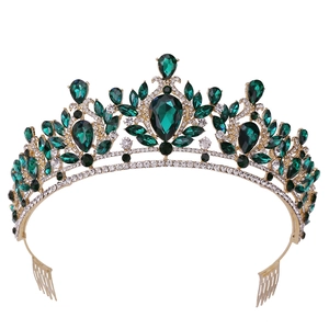 Couronne de mariée baroque dorée avec cristaux émeraude et strass avec peignes latéraux