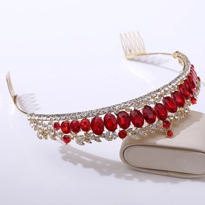 Vue détaillée de la couronne de mariée dorée avec cristaux rouges et motifs feuilles