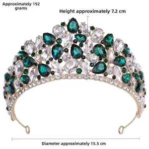 Details des luxuriösen Gold-Tiaras mit grünen Kristallen, 7,2cm hoch und 15,5cm breit