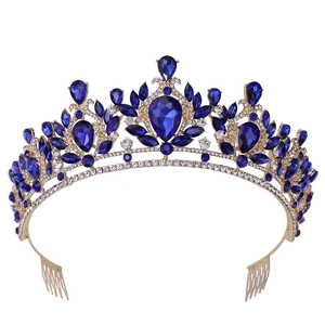 Détails d'une couronne en cristal bleu avec cadre doré et peignes à cheveux latéraux