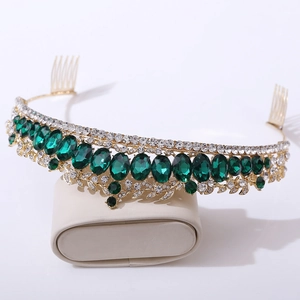 Vue détaillée du diadème de mariée doré avec cristaux verts, strass et peignes à cheveux