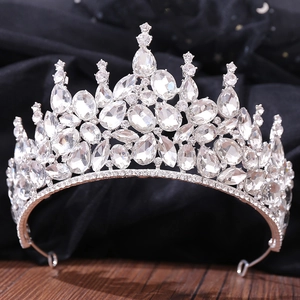 Détail de couronne de mariée avec cristaux taillés en poire et ovale sur base argentée